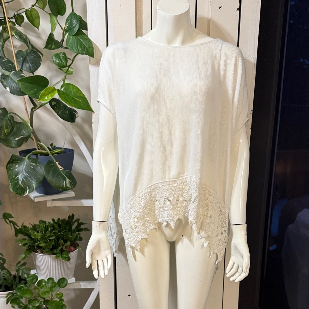 Streetwear. S/M Women's White Lace-Hem Short Sleeve Top Rayon